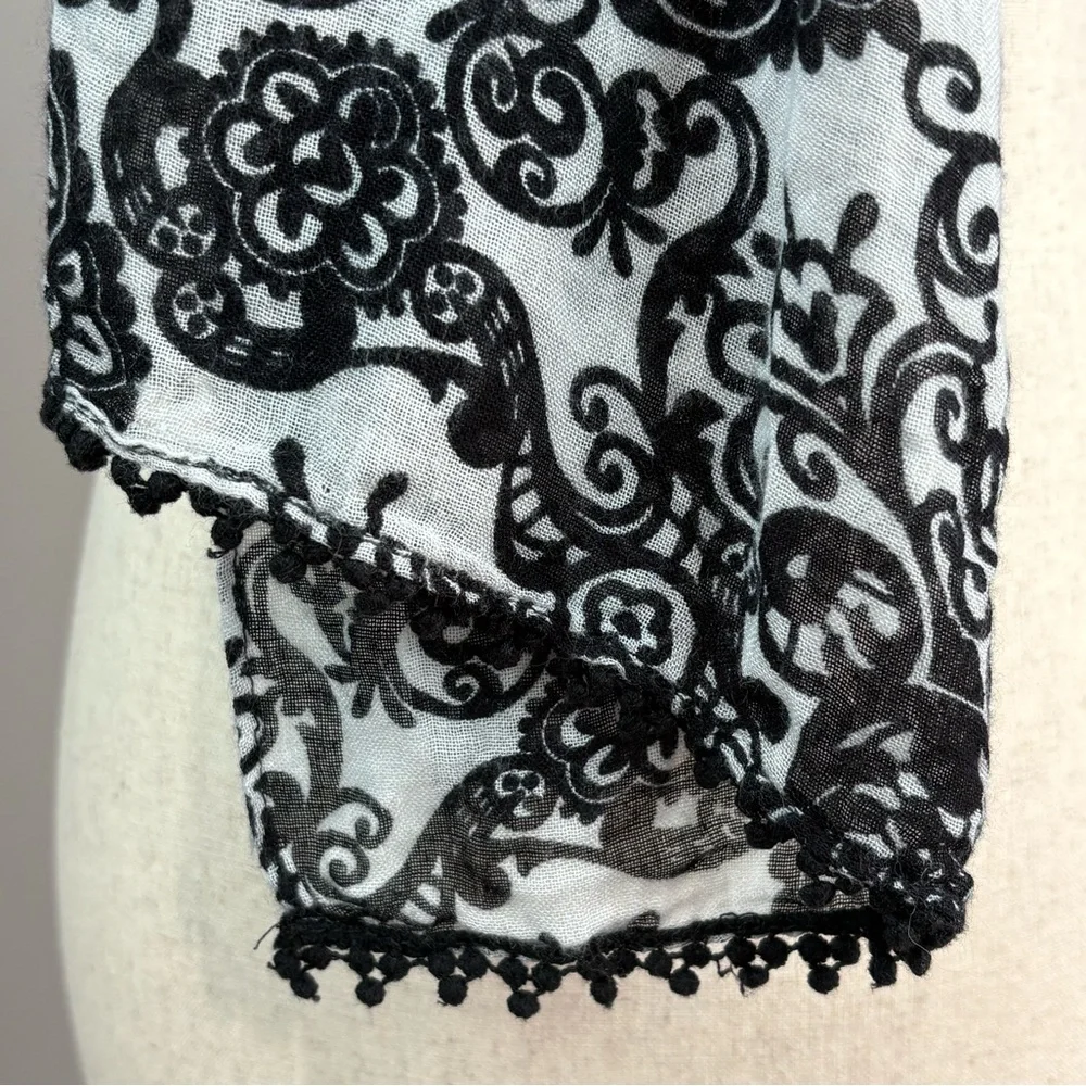 Disney Parks Mickey Mouse Scarf Black & White Tassel Fringe Very Pretty Design